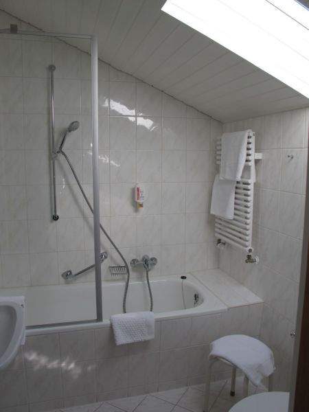 Dusch-Badewanne im Doppelzimmer Dachstudio Hotel Germania in Bad Wörishofen