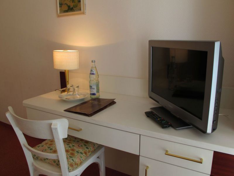 Arbeitstisch mit Fernseher des Doppelzimmers, Südseite des Hotel Germania in Bad Wörishofen