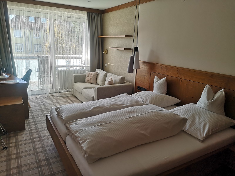 Doppelbett aus Holz des Doppelzimmers, Südseite des Hotel Germania in Bad Wörishofen