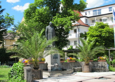 Kneipp-Denkmal am Hotel Germania in Bad Wörishofen