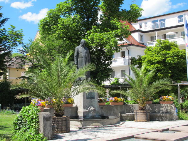 Kneipp-Denkmal am Hotel Germania in Bad Wörishofen